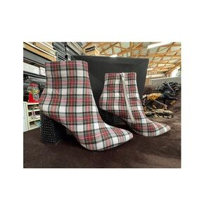 Betsy Johnson Plaid Ankle Boots 8